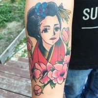 Tatuaje en el antebrazo, geisha joven bonita y flores de color rosa