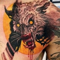 Hausgemachtes farbiges Schulter Tattoo von blutigem Werwolf mit gelbem Mond
