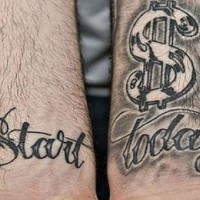 Hausgemachtes schwarzes Dollar Geldsymbol mit Schriftzug Tattoo an Handgelenken