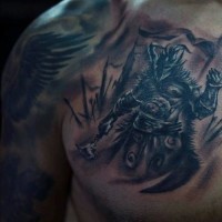 Hausgemachtes schwarzes kleines Brust Tattoo mit dunklem fantastischem Krieger
