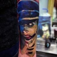 Tatuaje de chófer zombi  en sombrero en el antebrazo