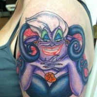 Hausgemachtes farbiges Schulter Tattoo mit Ariel cartoonischem Bösewicht
