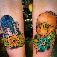 Tatuaje en el antebrazo,  C3PO y R2D2  maravillosos de varios colores con flores
