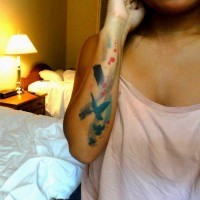 Fatto in casa acquerello piccoli uccelli tatuaggio su braccio
