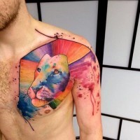 Hausgemachtes Tattoo mit mehrfarbigem Löwen an der Brust