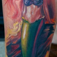 Tatuaje en la pierna, sirena delgada hermosa