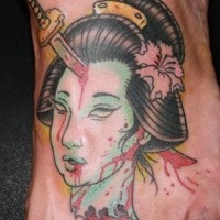 Hausgemachtes Oldschool farbiges Fuß Tattoo mit abgetrenntem Kopf der Geisha mit Katana Schwert in ihr