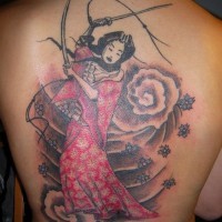 Hausgemachtes einfach bemaltes Tattoo mit Geisha, die mit Schwertern und Blumen   tanzt