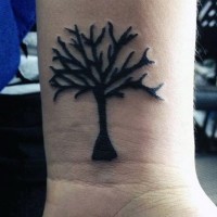Tatuaje en la muñeca,
árbol sencillo pequeño, color negro