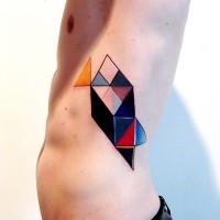semplice fatto a casa acquerello figura geometrica colorata tatuaggio su fianco