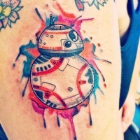Tatuaje en el brazo, droide BB-8  de nuevo episodio con manchas de pintura