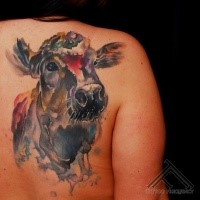 Hausgemachtes im Aquarell Stil großes Kuh Tattoo am Rücken