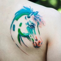 Hausgemachtes Aquarell Tattoo am oberen Rücken von Pferdekopf