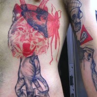 Tatuaje en el costado, diseño surrealista con casa, lobo y mano