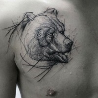Tatuaje negro blanco en el pecho,  diseño de oso precioso