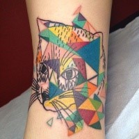 Tatuagem de braço colorido estilo caseiro de gato estilizado com figuras geométricas