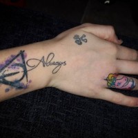 Hausgemachter Stil großes farbiges Dreieck Tattoo am Handgelenk mit Wort 