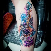 Hausgemachter Stil mehrfarbige Gitarre mit Schriftzug Tattoo am Bein