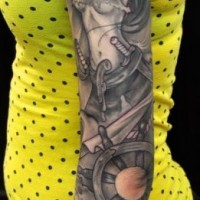 Tatuaje en el brazo, pirata seductora en la cubierta, colores negro y blanco