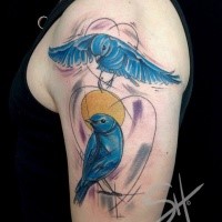 Hausgemachtes Aquarell Schulter Tattoo mit blauen Vögeln und Sonne