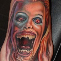 orribile colorato donna vampiro tatuaggio su piede