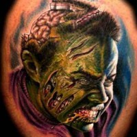 Tatuaje  de hombre zombi con la piel podrida