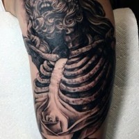 Tatuaje en el brazo, esqueleto espeluznante de Jesús, dibujo negro blanco