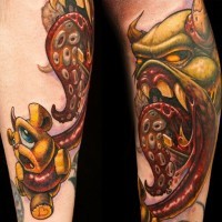 Erschreckend aussehendes farbiges Monster Tattoo am Bein mit kleinem Bärenspielzeug