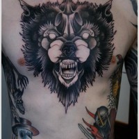 Tatuaje en el pecho, lobo negro estilizado