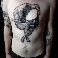 orribile nero e bianco corpo di uomo con testa separata tatuaggio su petto
