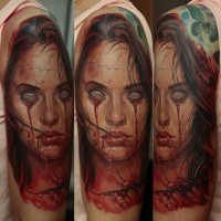 Tatuaje en el brazo,
mujer muerta con heridas sangrientas
