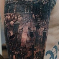 Tatuaje en el brazo, casa antigua con cementerio oscuro, diseño realista detallado
