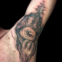 Tatuaje en la axila, 
manos con ojo espeluznantes de película de terror