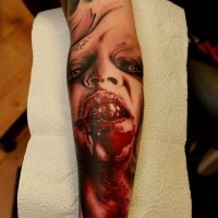 Tatuaje en el antebrazo, mujer tremenda en sangre de película de terror
