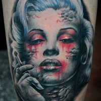 Tatuaje en el muslo, 
Marilyn Monroe aterradora en heridas que fuma