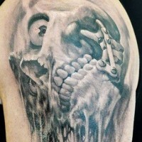 Horror Film Stil gruseliger beschädigter Schädel Tattoo an der Schulter