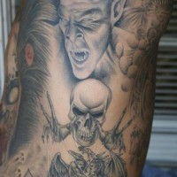 Horror Stil schwarze und weiße verschiedene Monster Tattoo an der Seite