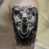 Horrorstil tinteschwarzer Oberarm Tattoo des schreienden Gesichtes