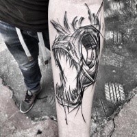 Stile blackwork stile horror dipinto da Inez Janiak tatuaggio avambraccio del teschio demoniaco