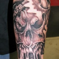 Tatuaje en el antebrazo,
cráneo borroso roto, tinta negra y blanca