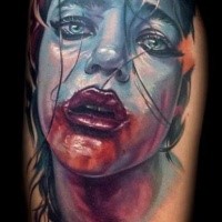 Horror Surrealismus Stil blaues Mädchen blutiges Gesicht realistisch aussehendes Tattoo