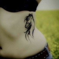Pferdekopf Tattoo an der Seite