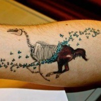 Pferd verwandelt sich in ein Skelett Tattoo