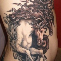 Pferd mit großer Mähne Tattoo an der Seite des Körpers