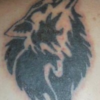 Loup hurlant le tatouage en style tribale