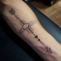 Tatuaje en el antebrazo,
flecha larga con figuras diferentes