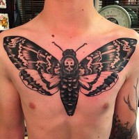 Tatuaje en el pecho, polilla negra espantosa