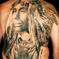 Tatuaje en la espalda, indio americano con collares diferentes