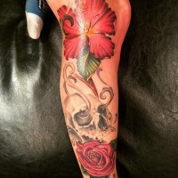 Tatuaje en la pierna, hibisco con cráneo y rosa en tonos pasteles