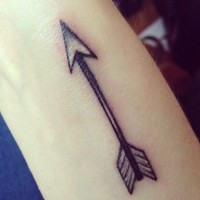 cacciatore piccola freccia tatuaggio con ombra su braccio